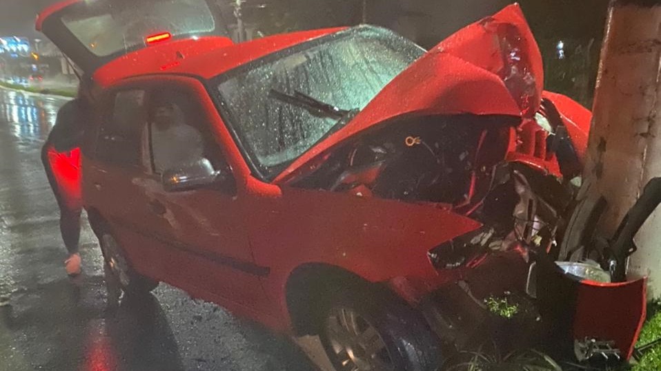 Homem fica ferido após colidir carro em poste em Jaraguá do Sul