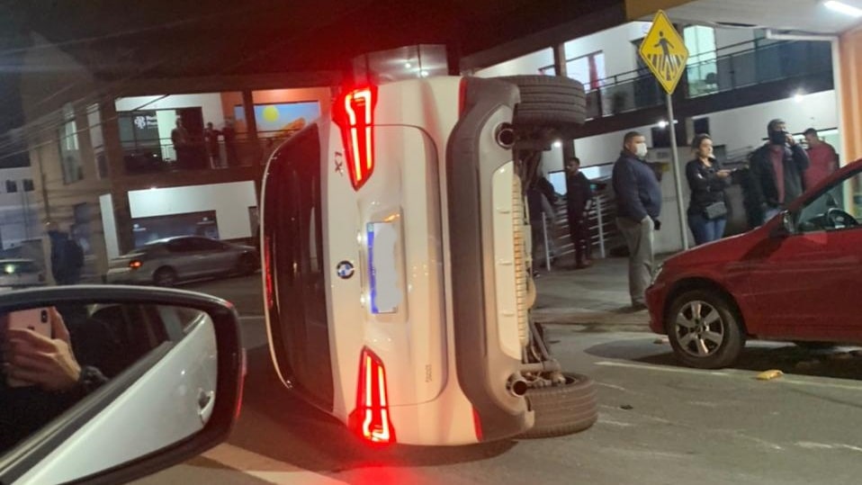 [VÍDEO] Carro de luxo tomba na Avenida Marechal Deodoro da Fonseca após bater em carros estacionados