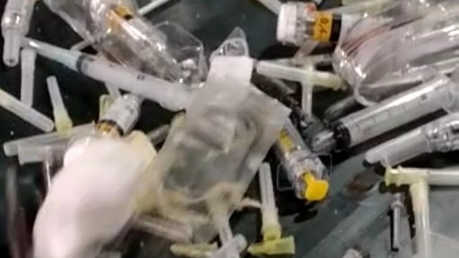 [VÍDEO] Agulhas e seringas de uso doméstico são encontrados durante a separação de materiais recicláveis em cooperativa de Jaraguá do Sul