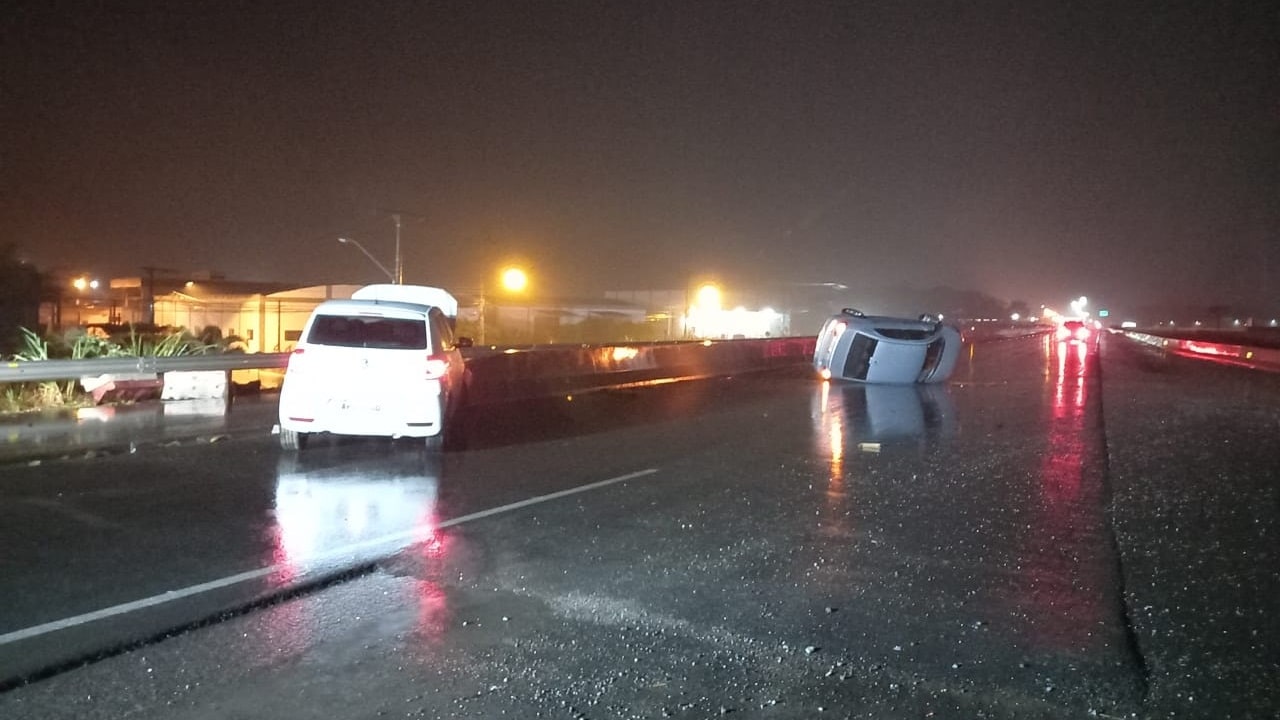 Carro bate em mureta para não colidir em veículo capotado na BR-280 em Guaramirim