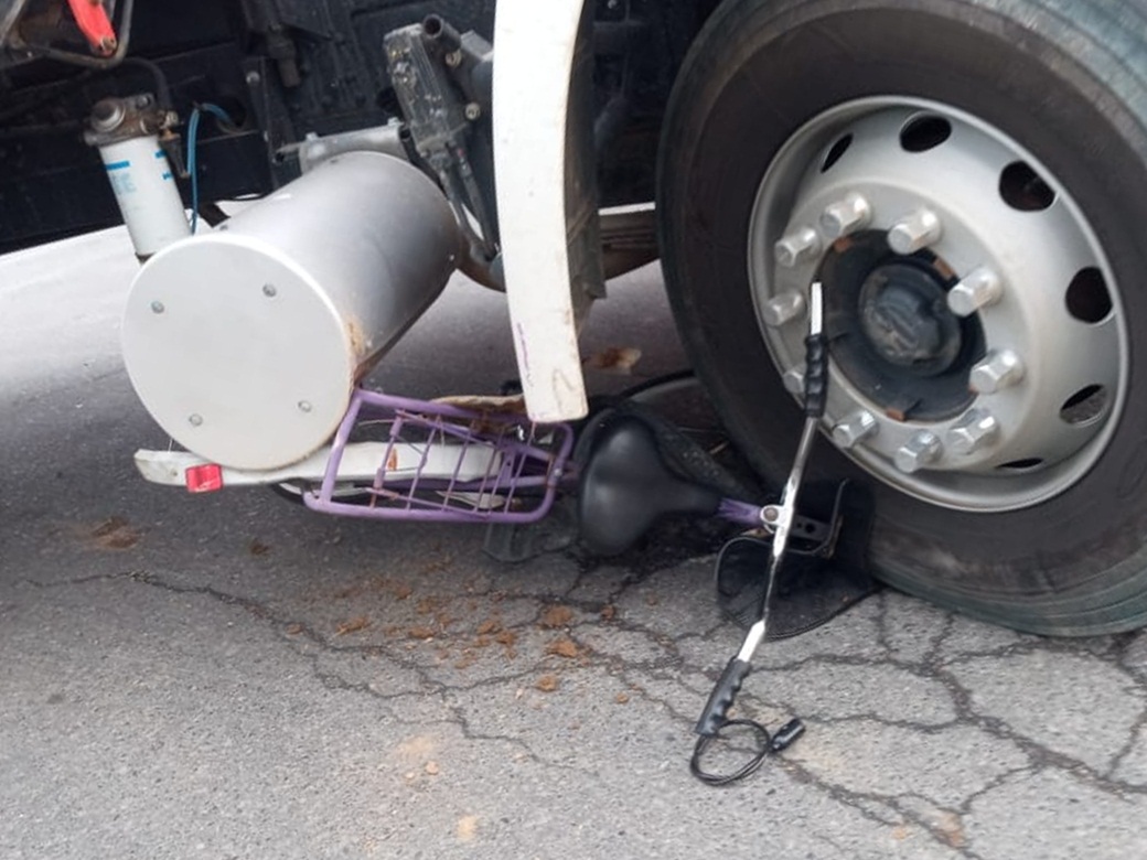 Ciclista tem suspeita de fratura no tornozelo após acidente com caminhão em Guaramirim