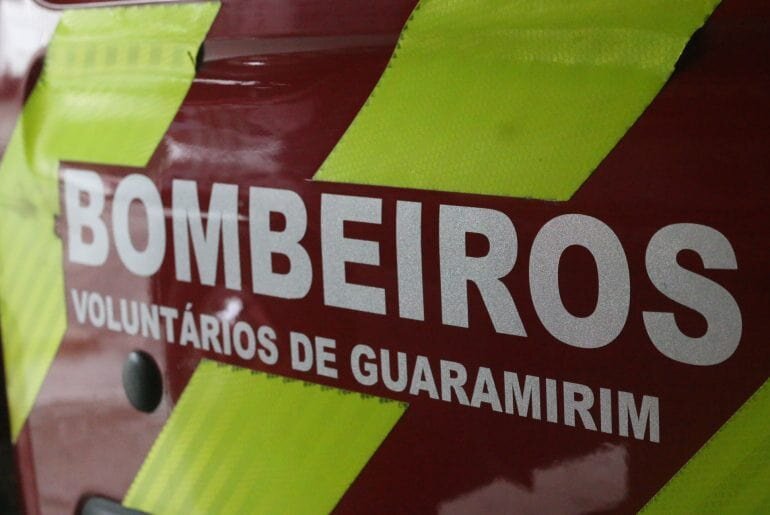 Duas pessoas ficam feridas em acidente entre carro e duas bicicletas em Guaramirim