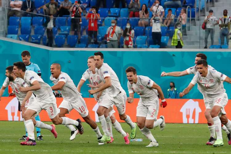 Com um a menos, Suíça leva jogo para pênaltis, mas Espanha avança para semi da Euro