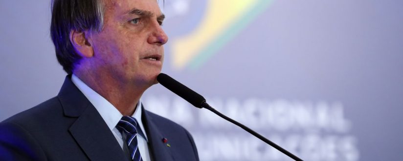 Jair Bolsonaro tem obstrução intestinal e deve ser transferido para São Paulo