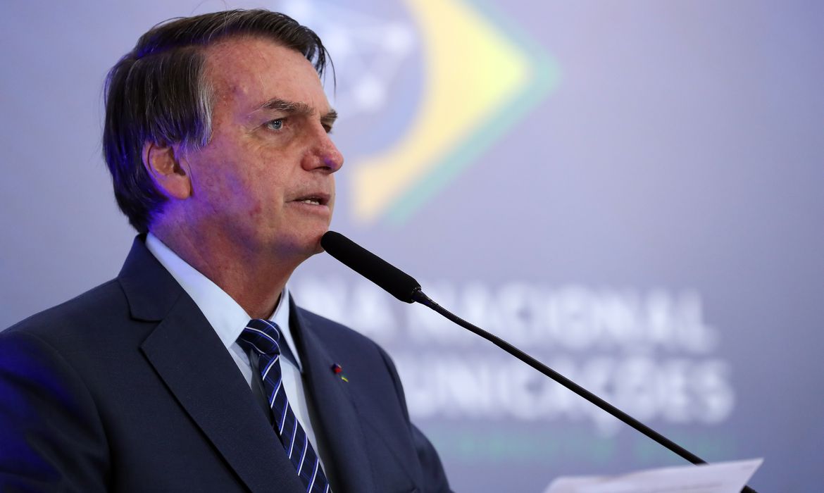 Jair Bolsonaro tem obstrução intestinal e deve ser transferido para São Paulo