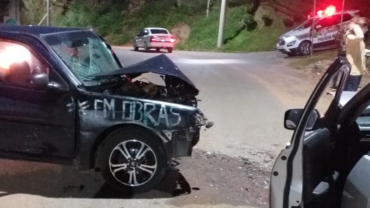 Colisão entre carros deixa duas pessoas feridas em Jaraguá do Sul