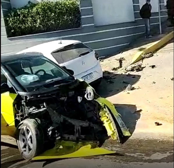 [VÍDEO] Mulher fica ferida em colisão entre carros em Jaraguá do Sul