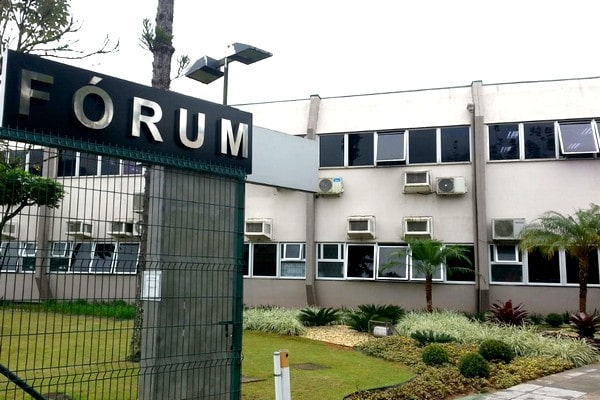 Homem é condenado a 17 anos de prisão por homicídio e corrupção de menor em Jaraguá do Sul