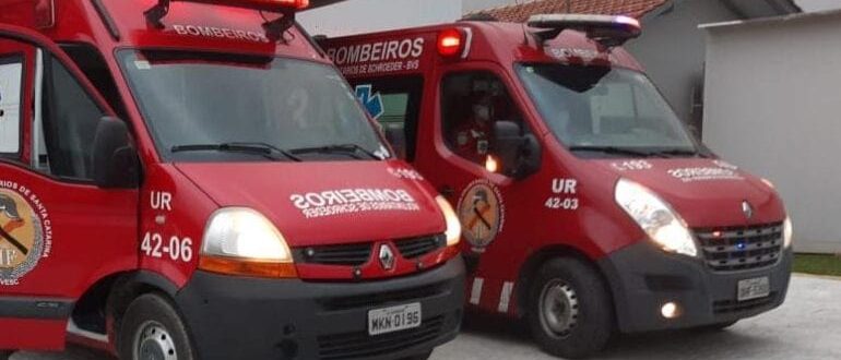 Homem tem suspeita de fratura no braços após queda de moto em Schroeder Homem tem suspeita de fratura no braços após queda de moto em Schroeder