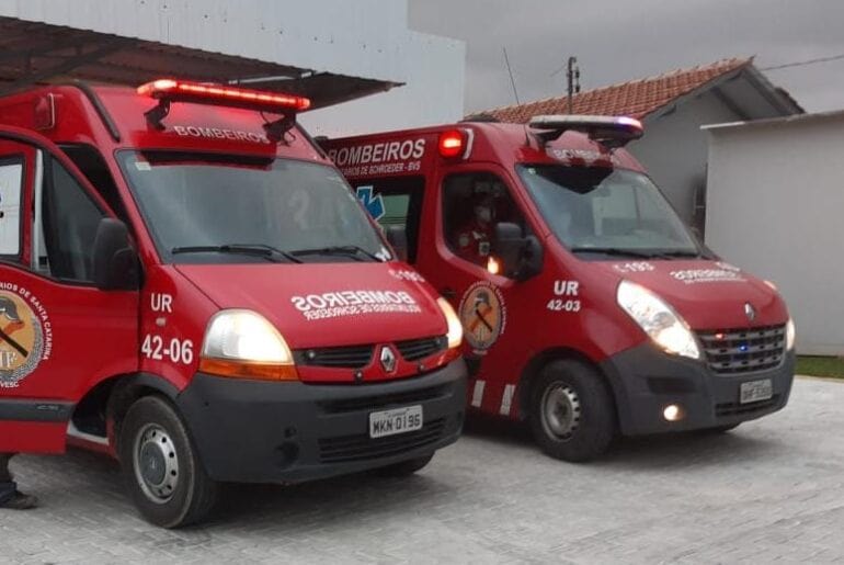 Homem tem suspeita de fratura no braços após queda de moto em Schroeder