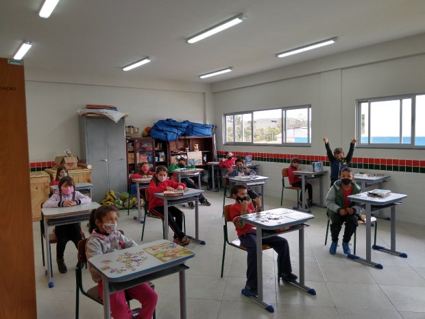 SC encerra semestre letivo com 70% de alunos no modelo presencial e 95% de professores vacinados