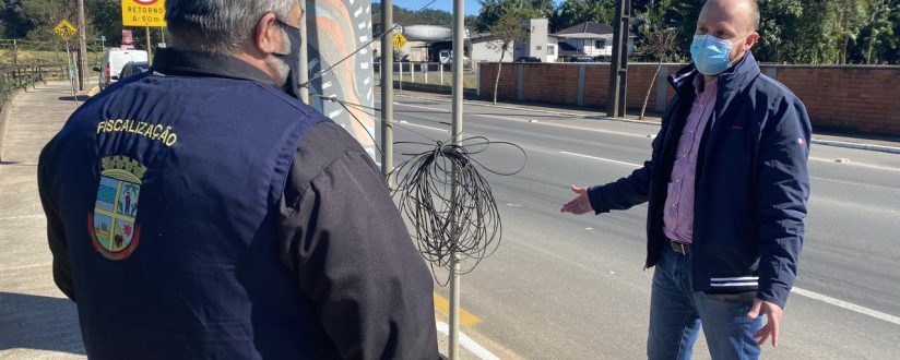 Prefeitura de Jaraguá do Sul multa Celesc em mais de R$ 1 milhão por fios soltos nas ruas Prefeitura de Jaraguá do Sul multa Celesc em mais de R$ 1 milhão por fios soltos nas ruas