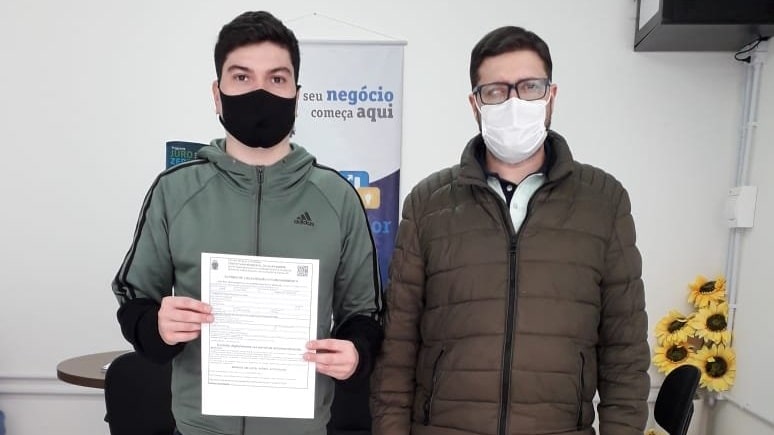 Entregue primeiro alvará orientado por meio da Sala do Empreendedor de Guaramirim