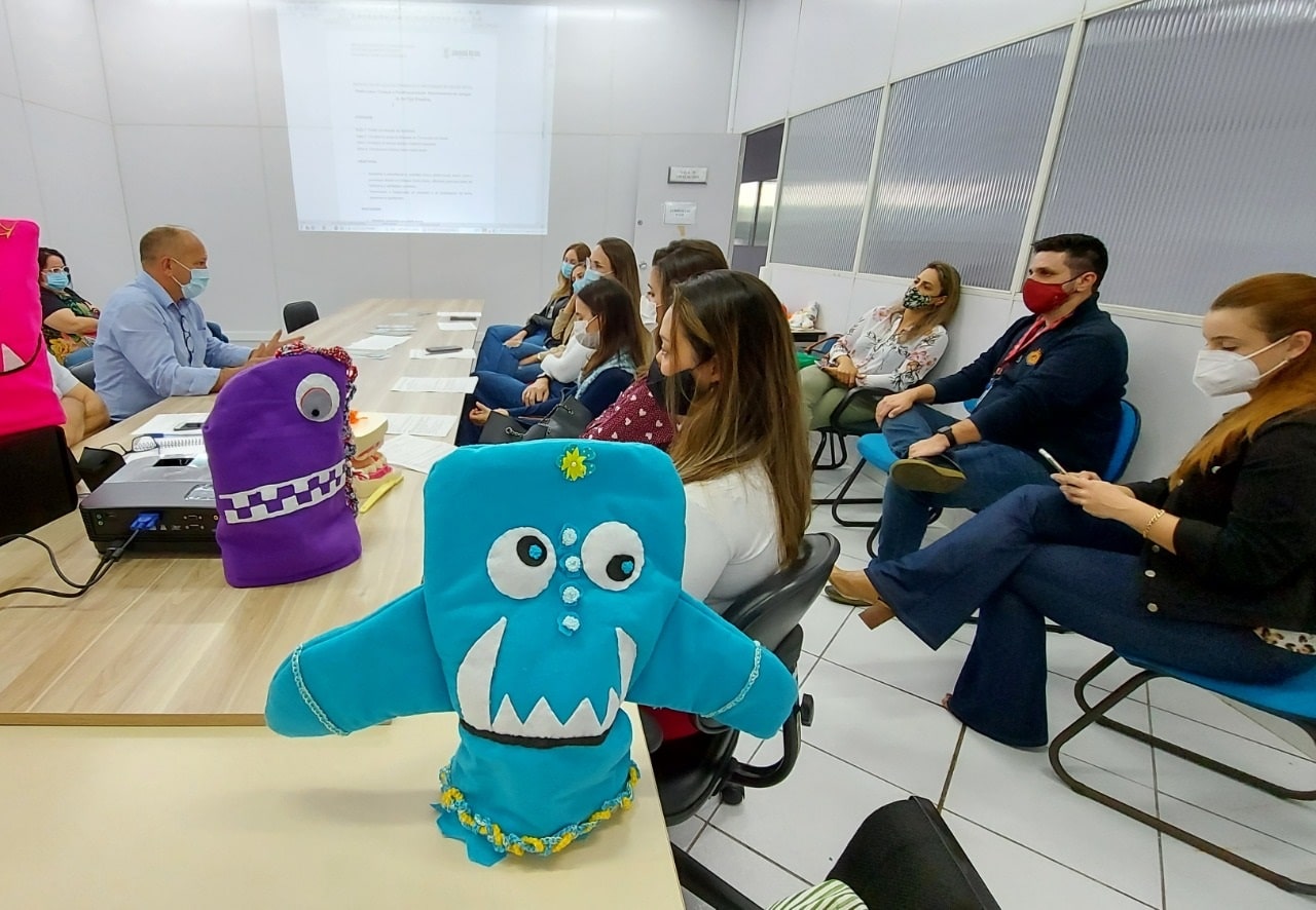 Teatro de fantoches para divertir e ensinar sobre a saúde bucal em Jaraguá do Sul