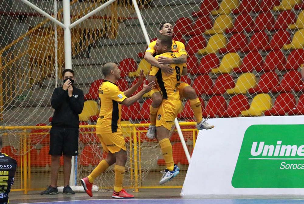 Magnus goleia Jaraguá Futsal em casa e aurinegro estaciona nos seis pontos