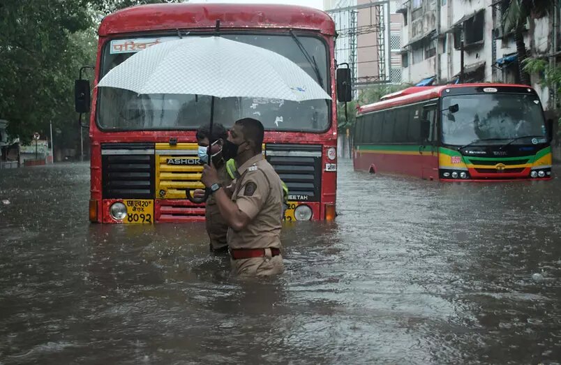 Pelo menos 67 pessoas morrem em enchentes e deslizamentos na Índia