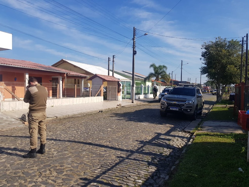 Homem que invadiu casa do ex-chefe e fez família de refém no Sul de Santa Catarina após demissão é morto pela PM