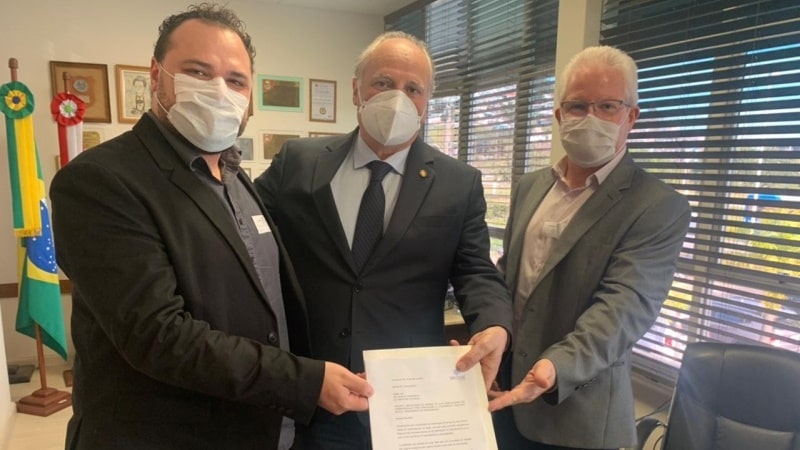 Hospital São José de Jaraguá do Sul entrega pleito para aquisição de equipamento de hemodinâmica a deputado estadual