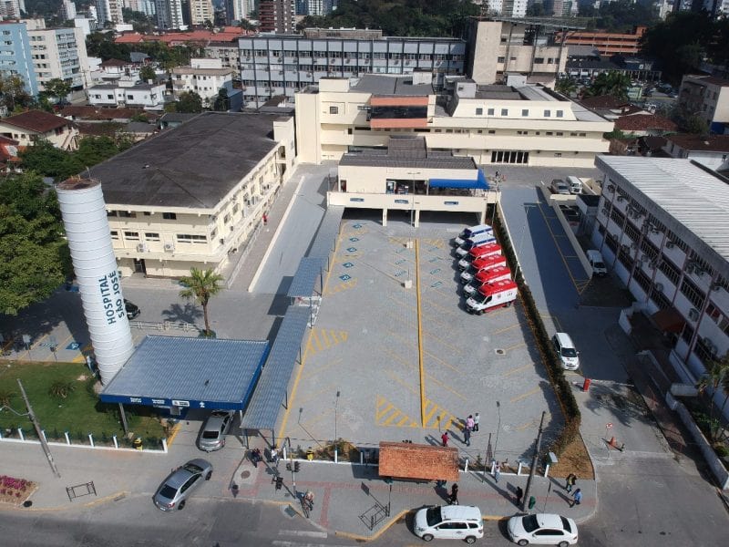 Homem vítima de acidente com ônibus do Umuarama Futsal é internado na UTI após cirurgia em Joinville