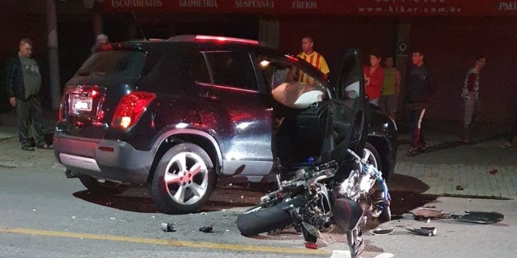 Homem tem suspeita de fratura na costela em acidente entre carro e moto em Jaraguá do Sul