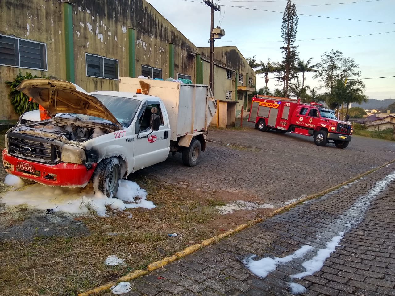 Princípio de incêndio veicular movimenta bombeiros de Guaramirim