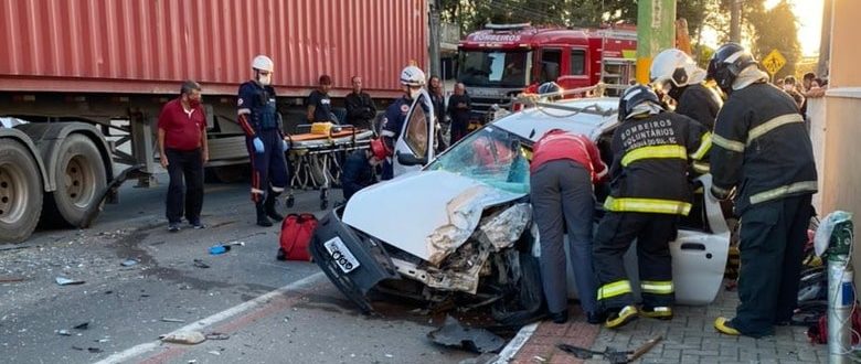 Colisão entre carro e caminhão deixa duas pessoas feridas em Jaraguá do Sul Colisão entre carro e caminhão deixa duas pessoas feridas em Jaraguá do Sul