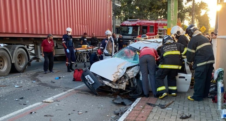 Colisão entre carro e caminhão deixa duas pessoas feridas em Jaraguá do Sul