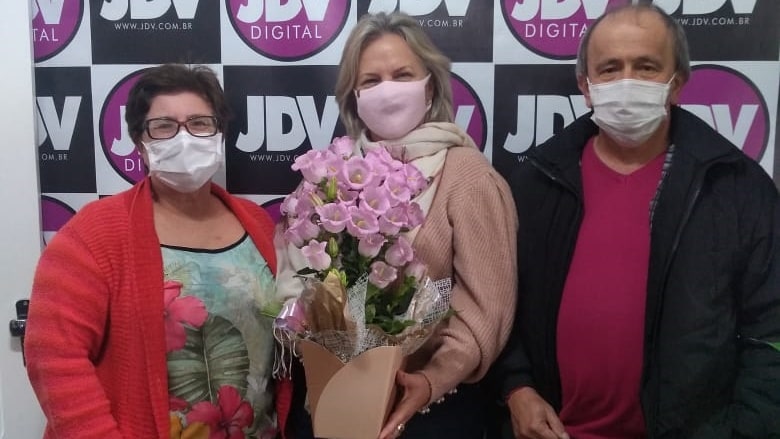 Vereadora entrega flor aos fundadores pelos 33 anos do JDV