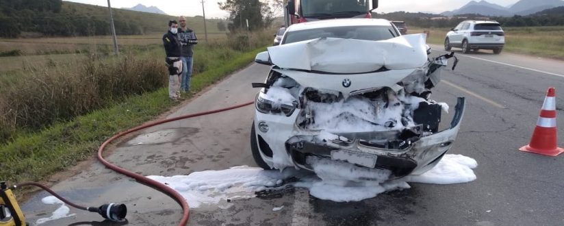 Criança é encaminhada ao hospital após batida entre carros na BR-280 em Guaramirim Criança é encaminhada ao hospital após batida entre carros na BR-280 em Guaramirim