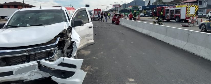 Gestante é encaminhada ao hospital após colisão entre carros na BR-280 em Guaramirim
