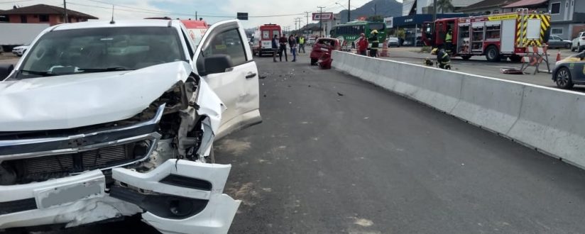 Gestante é encaminhada ao hospital após colisão entre carros na BR-280 em Guaramirim Gestante é encaminhada ao hospital após colisão entre carros na BR-280 em Guaramirim