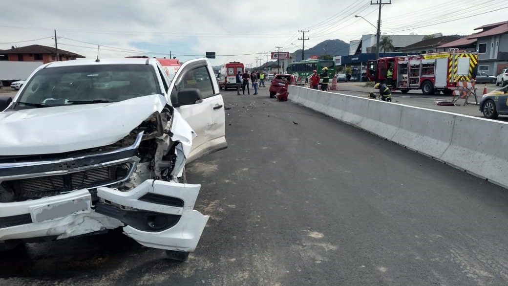 Gestante é encaminhada ao hospital após colisão entre carros na BR-280 em Guaramirim