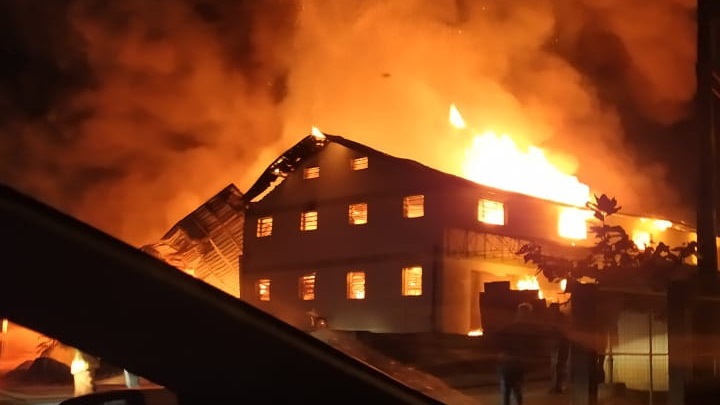 [VÍDEO] Bombeiros usam 220 mil litros de água para conter incêndio em malharia de Jaraguá do Sul