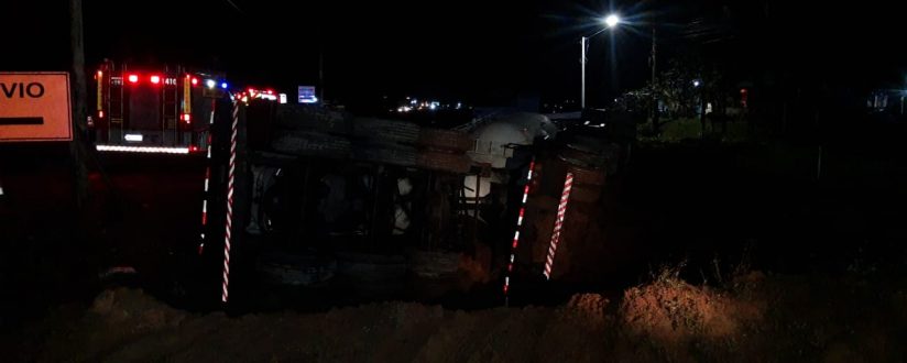 Saída de pista na BR-280 movimenta bombeiros de Guaramirim Saída de pista na BR-280 movimenta bombeiros de Guaramirim