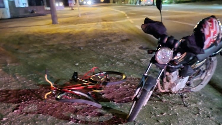 Colisão entre moto e bicicleta deixa três pessoas feridas na SC-108 em Massaranduba
