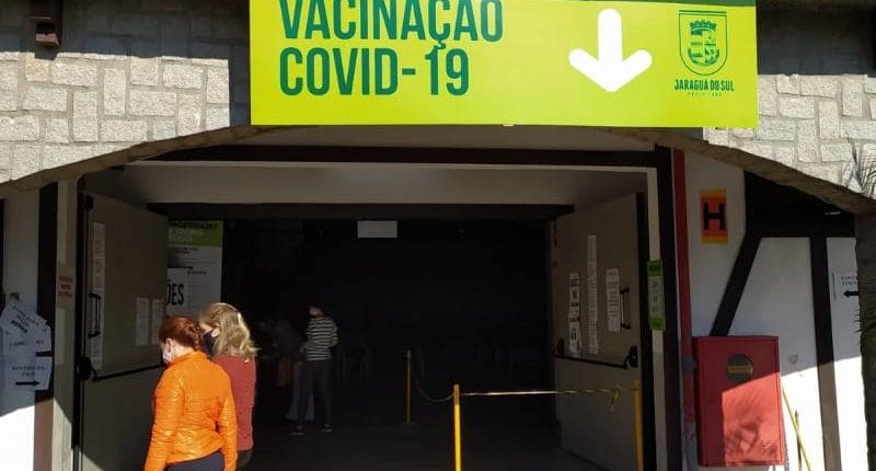 Liberada vacinação contra Covid-19 para pessoas com 21 anos sem comorbidade em Jaraguá do Sul Liberada vacinação contra Covid-19 para pessoas com 21 anos sem comorbidade em Jaraguá do Sul