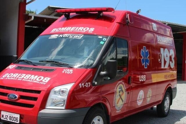 Duas pessoas ficam feridas em acidente entre carro e bicicleta em Corupá Duas pessoas ficam feridas em acidente entre carro e bicicleta em Corupá