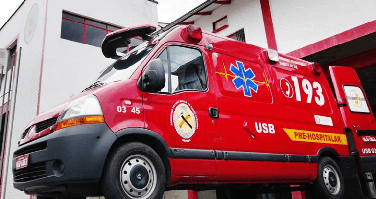 Mulher fica ferida em acidente entre carro e bicicleta no Centro de Jaraguá