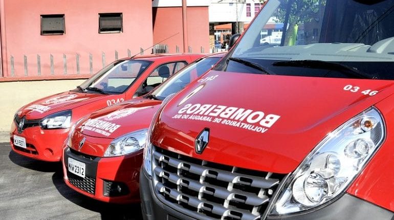 Colisão entre carro e moto deixa jovem ferido em Jaraguá do Sul Colisão entre carro e moto deixa jovem ferido em Jaraguá do Sul