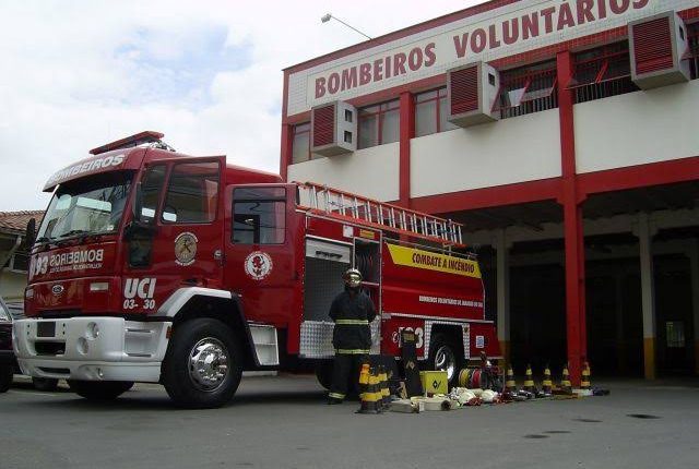 Bombeiros usam 400 litros de água conter incêndio em máquina de lavar roupa em Jaraguá do Sul