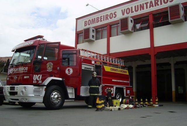 Incêndio em residência movimenta bombeiros de Jaraguá do Sul Incêndio em residência movimenta bombeiros de Jaraguá do Sul