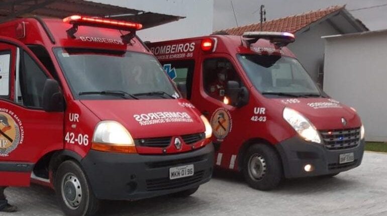 Jovem tem suspeita de traumatismo craniano após queda de moto em Schroeder Jovem tem suspeita de traumatismo craniano após queda de moto em Schroeder