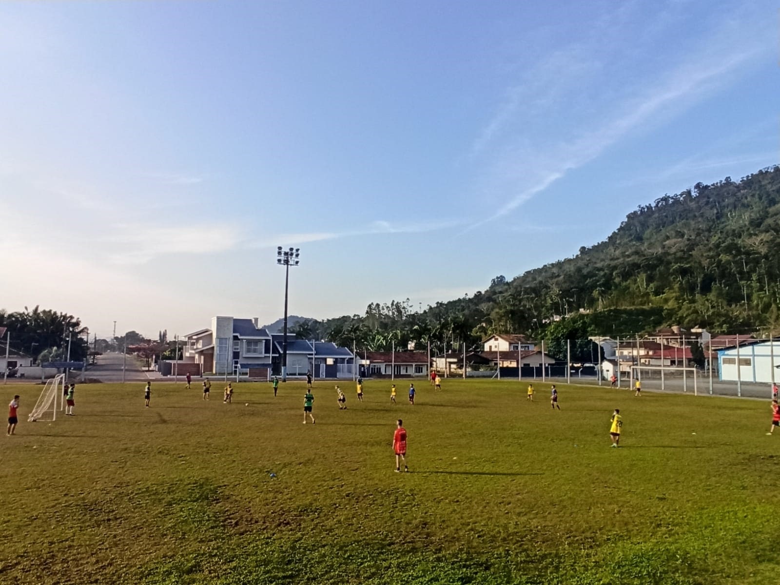 Escolinha de futebol de Massaranduba está ativa e voleibol começa nesta segunda-feira