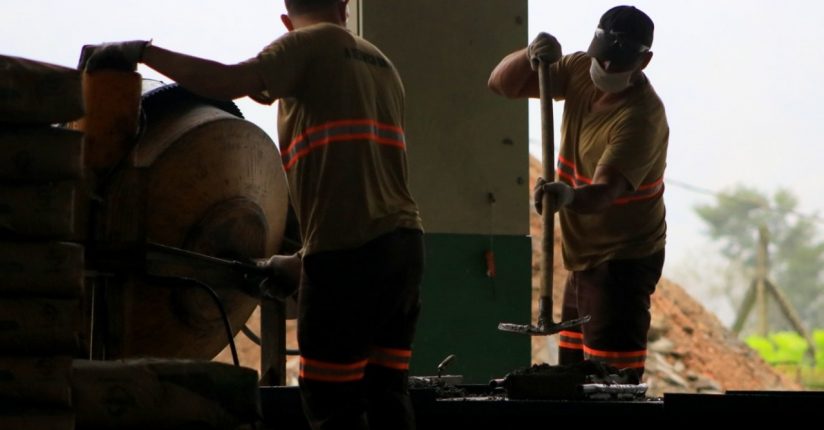 Fabricação de artefatos de cimento contribui à reinserção social de apenados em Jaraguá do Sul Fabricação de artefatos de cimento contribui à reinserção social de apenados em Jaraguá do Sul