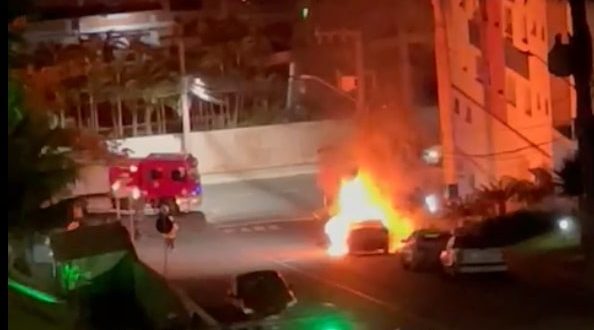 [VÍDEO] Bombeiros são acionados para combater incêndio em automóvel em Jaraguá do Sul