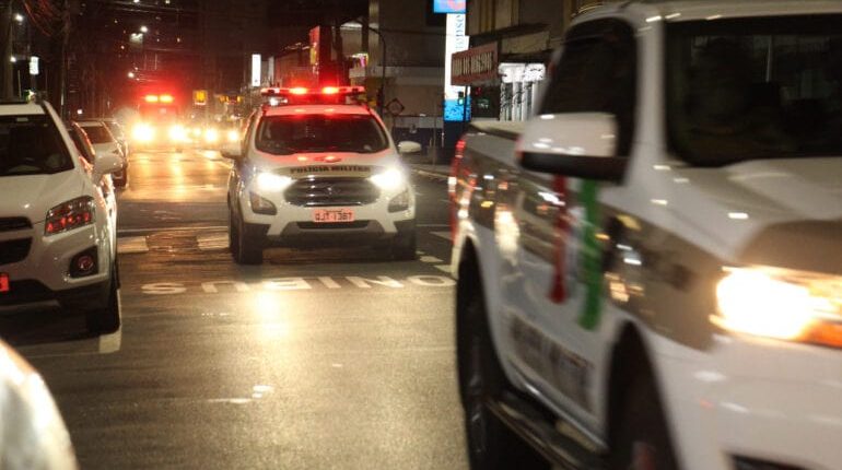 Homem arremessa cadeira contra enteada de 14 anos grávida de seis meses em Jaraguá do Sul Homem arremessa cadeira contra enteada de 14 anos grávida de seis meses em Jaraguá do Sul