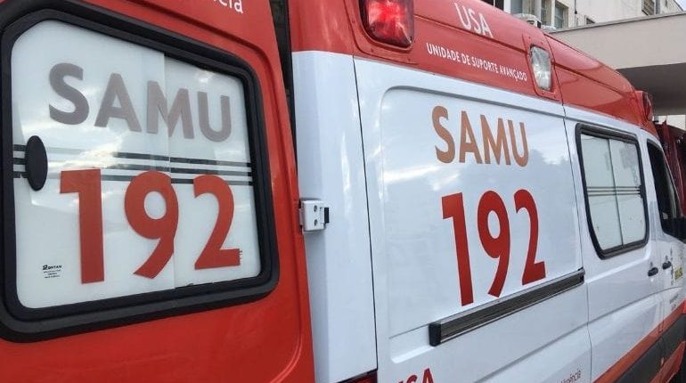 Mulher fica gravemente ferida após colidir moto contra poste em Guaramirim