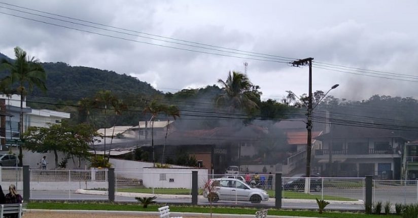 Bombeiros são acionados para conter incêndio em borracharia de Jaraguá do Sul Bombeiros são acionados para conter incêndio em borracharia de Jaraguá do Sul