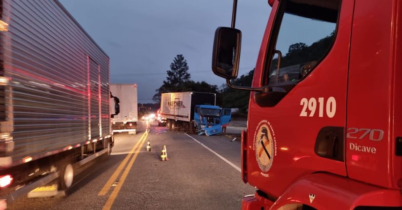 Colisão entre caminhões na SC-108 movimenta bombeiros de Massaranduba Colisão entre caminhões na SC-108 movimenta bombeiros de Massaranduba