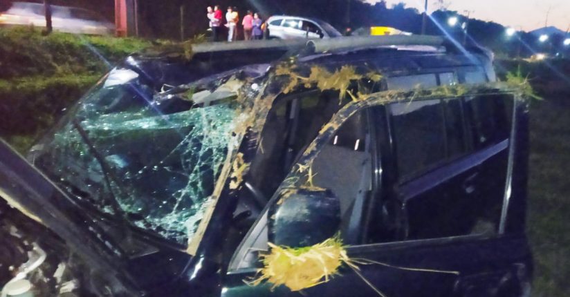 Duas pessoas ficam feridas após carro sair da pista e capotar em Schroeder Duas pessoas ficam feridas após carro sair da pista e capotar em Schroeder
